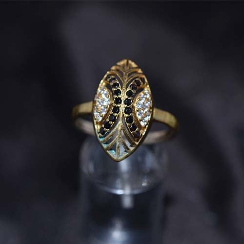 6 Carat Gold Plated Black and White Marquise Motif Ring