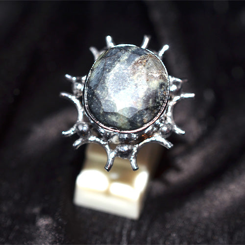 925 Sterling Silver Oval Serpentine Ring with Sunburst Motif Setting