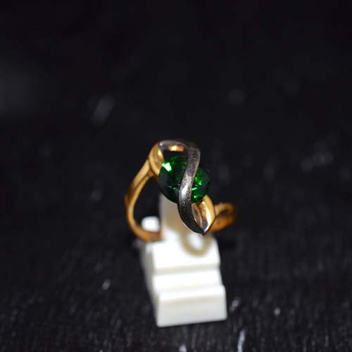 6 Carat Gold Plated Green Twist Motif Ring