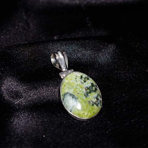 925 Sterling Silver Green Serpentine Oval Pendant