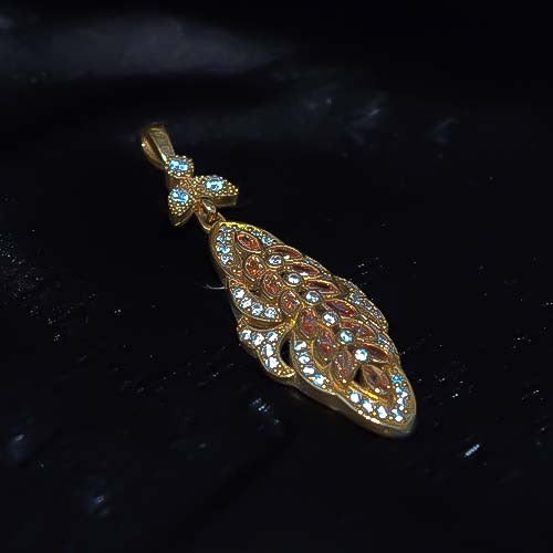 6 Carat Gold Plated Leaf Motif Crystal Pendant