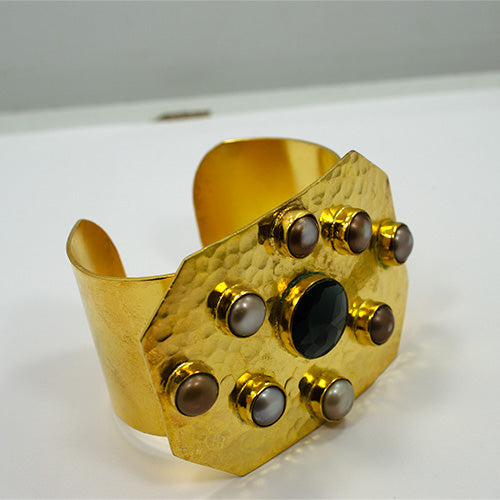 6 Carat Gold Plated Black and Pearl Gemstone Hammered Cuff