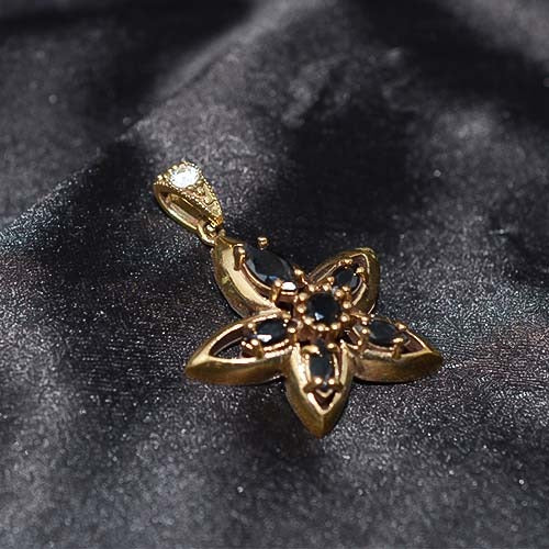 6 Carat Gold Plated Black Onyx Floral Pendant