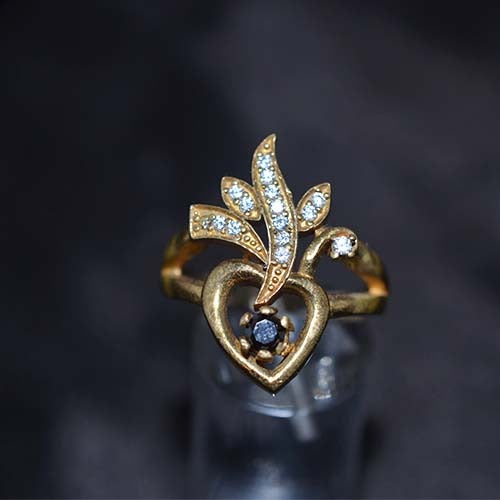 6 Carat Gold Plated Black and White Leaf Motif Ring
