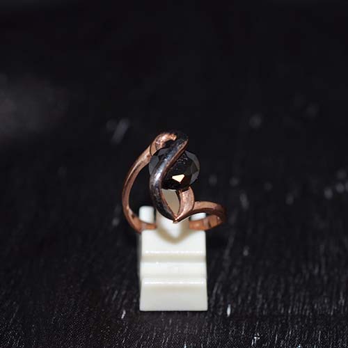 6 Carat Gold Plated Black Round Twist Motif Ring