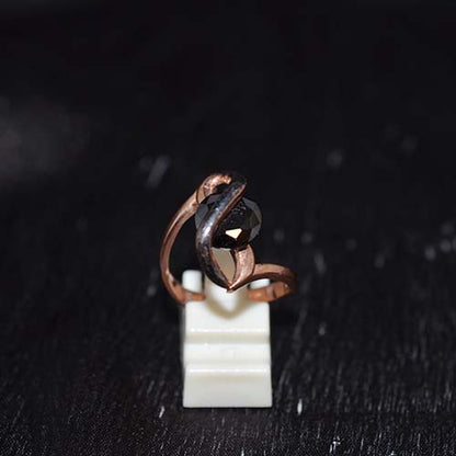 6 Carat Gold Plated Black Round Twist Motif Ring