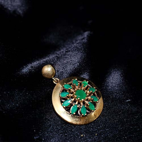6 Carat Gold Plated Green Floral Medallion Pendant