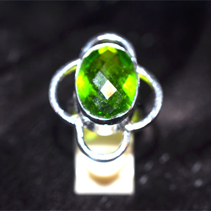 925 Sterling Silver Oval Peridot Ring with Clover Motif Setting
