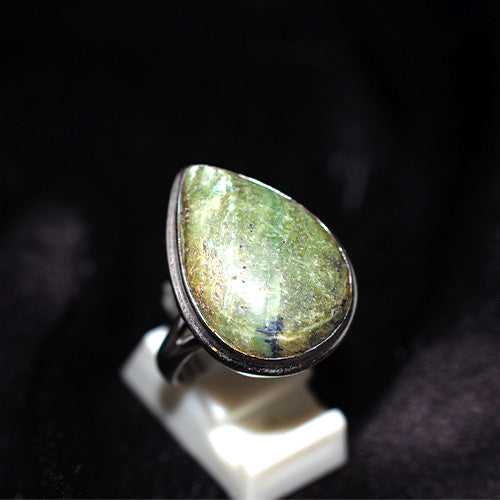 925 Sterling Silver Banded Serpentine Teardrop Ring