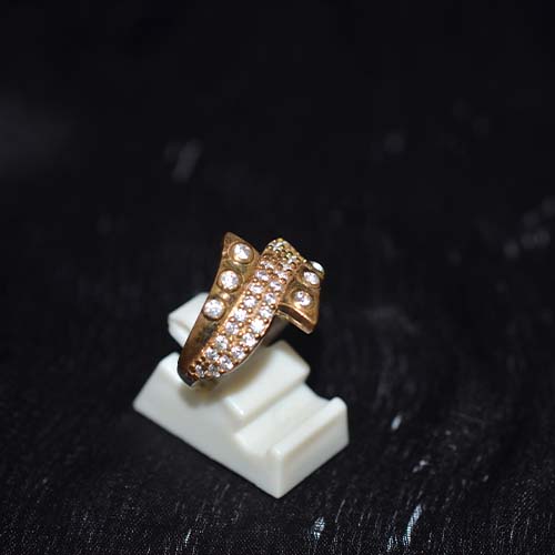 6 Carat Gold Plated White Dot Geometric Band Ring