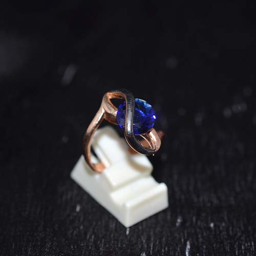 6 Carat Gold Plated Blue Round Twist Motif Ring