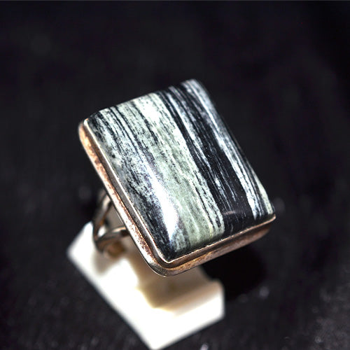 925 Sterling Silver Banded Serpentine Square Ring