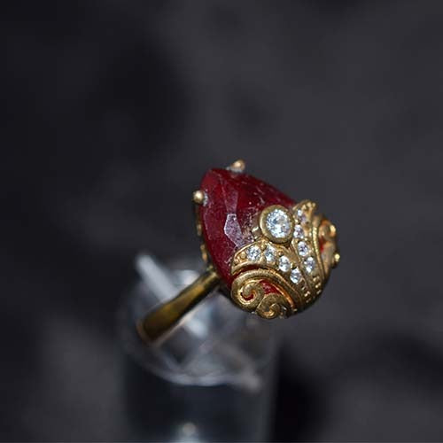 6 Carat Gold Plated Red and White Teardrop Baroque Ring