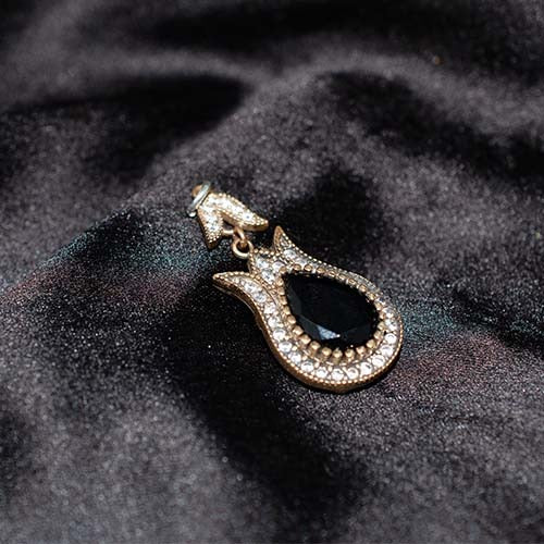 6 Carat Gold Plated Black Onyx Tulip Pendant
