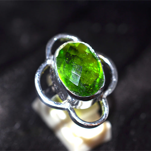 925 Sterling Silver Oval Peridot Ring with Clover Motif Setting