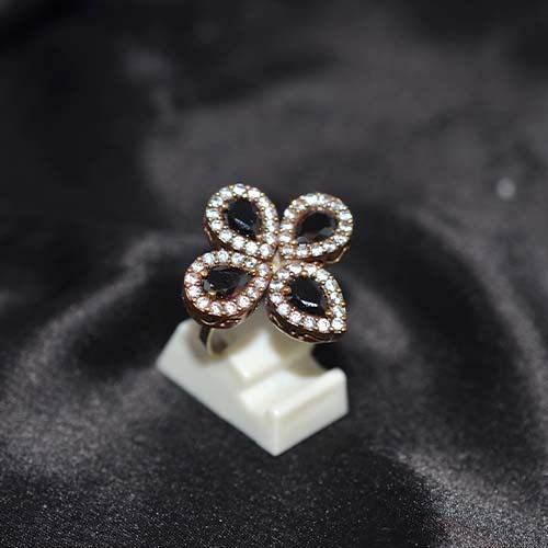 6 Carat Gold Plated Black Onyx Four-Leaf Motif Ring