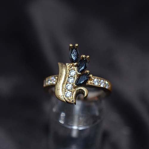 6 Carat Gold Plated Black and White Leaf Ring