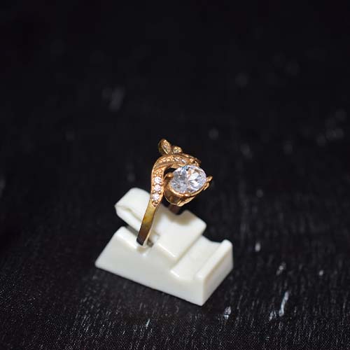 6 Carat Gold Plated White Solitaire Leaf Ring