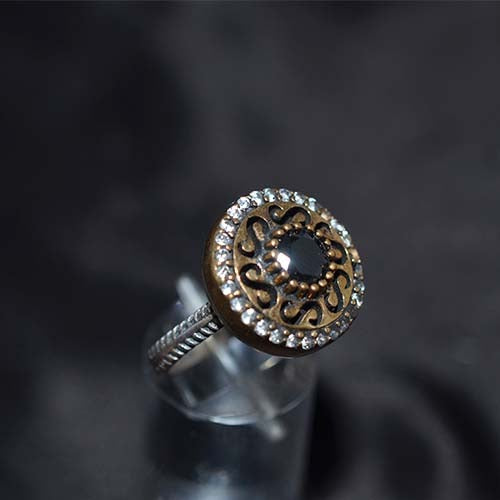 6 Carat Gold Plated Black and White Ornate Round Ring