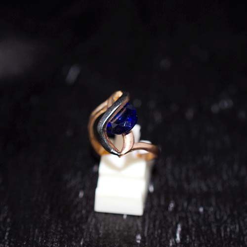 6 Carat Gold Plated Blue Round Twist Motif Ring