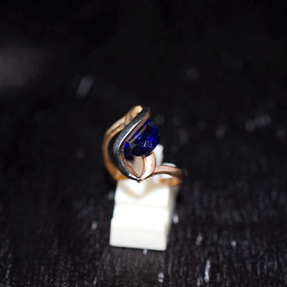 6 Carat Gold Plated Blue Round Twist Motif Ring
