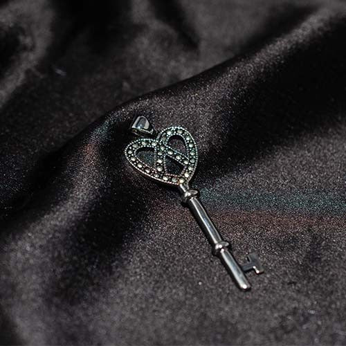 925 Sterling Silver Marcasite Heart Key Pendant