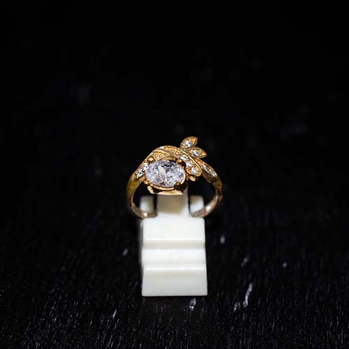 6 Carat Gold Plated White Solitaire Leaf Ring