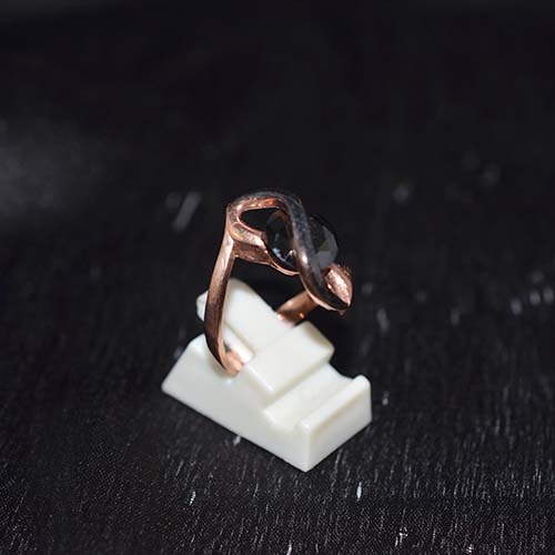 6 Carat Gold Plated Black Round Twist Motif Ring