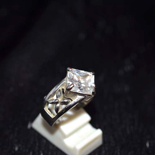 925 Sterling Silver Cubic Zirconia Floral Pattern Ring