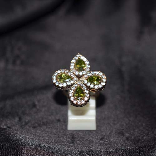 6 Carat Gold Plated Peridot Four-Leaf Motif Ring