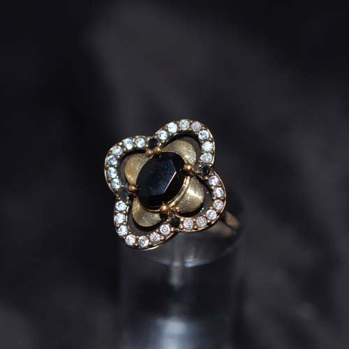 6 Carat Gold Plated Black and White Clover Motif Ring