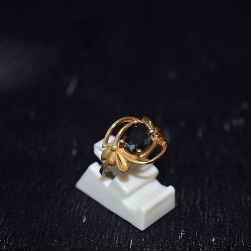 6 Carat Gold Plated Black Stone Floral Prong Ring