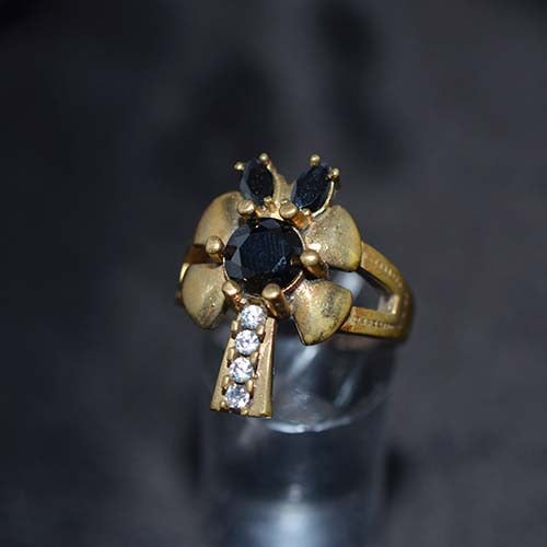 6 Carat Gold Plated Black and White Floral Motif Ring