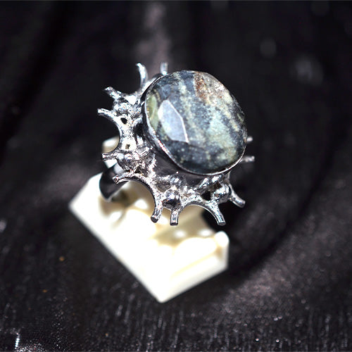 925 Sterling Silver Oval Serpentine Ring with Sunburst Motif Setting